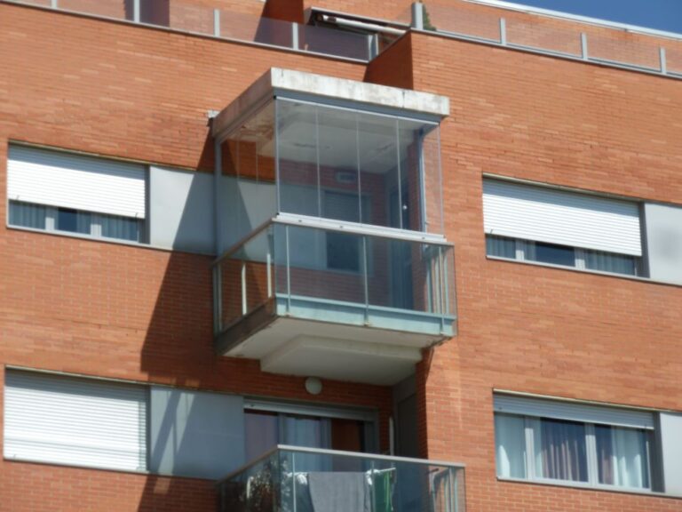 3. Beneficios de las cortinas de cristal en balcones pequeños-ok