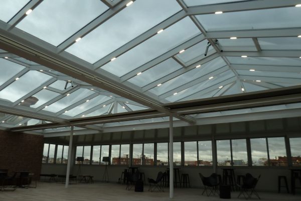 Techo fijo de panel autoportante, techo fijo de vidrio y carointeria abatible COR 70 HO RPT Cerramiento de terraza en edificio d (1)